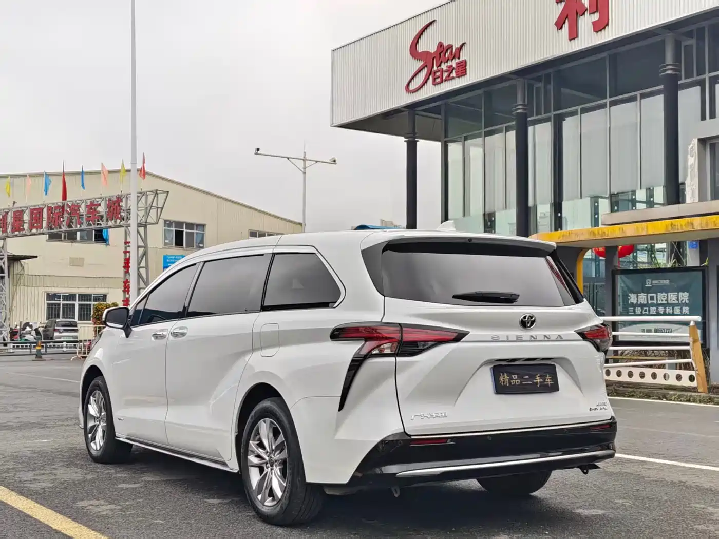 Toyota Sienna 2024 2.5L Hybrid 4WD Premium Edition фото 7