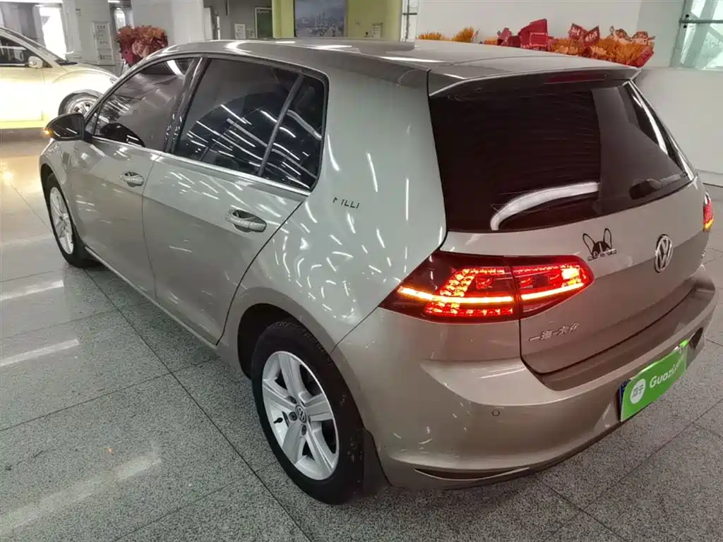 Volkswagen Golf 2017 1.6L Auto Comfort Millionth Edition фото 5