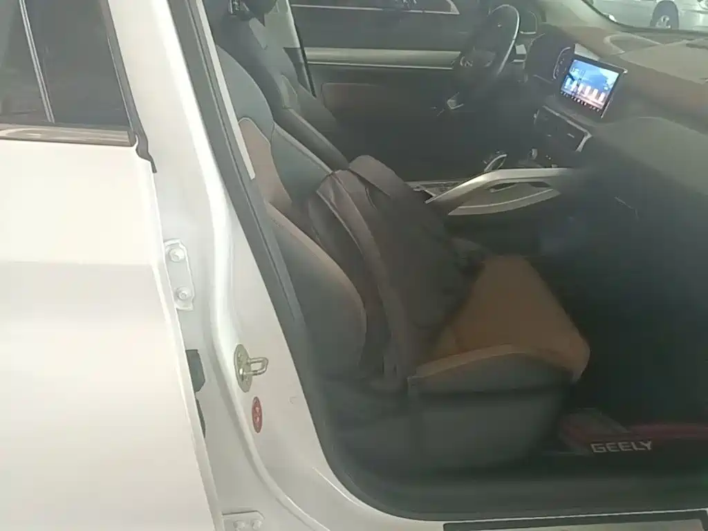 Фото 25 - Geely Coolray