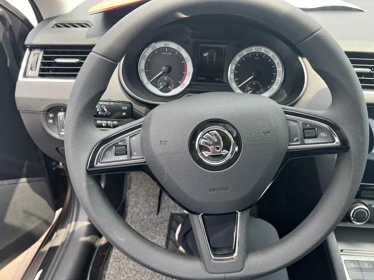 Škoda Octavia 2020 1.5L Automatic Smart Luxury Edition фото 4