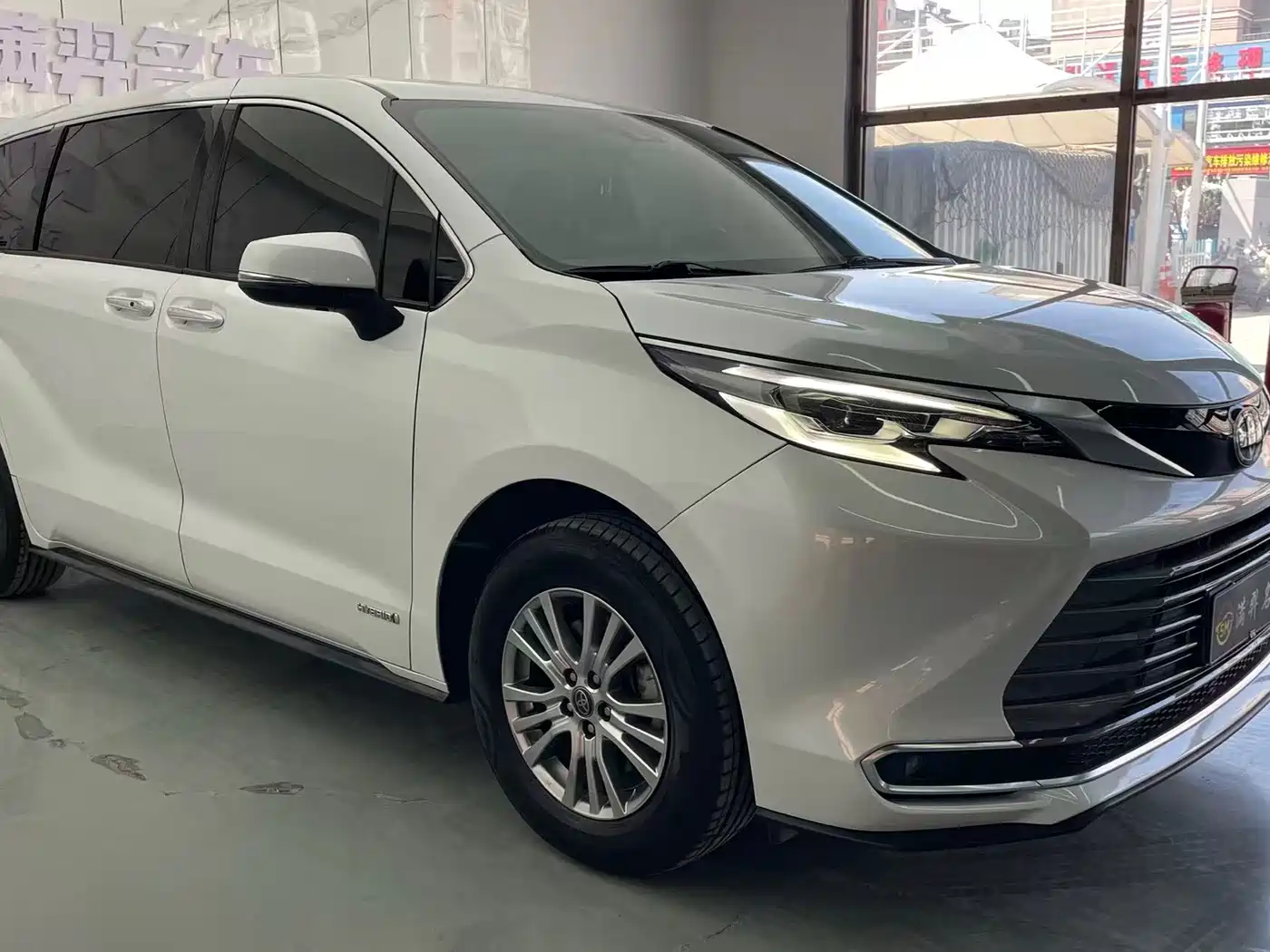 Toyota Sienna 2021 2.5L Hybrid Premium Edition фото 3