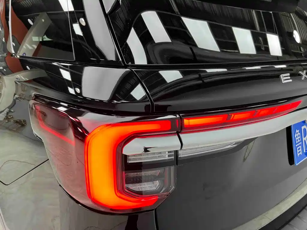 Фото 24 - Ford Explorer