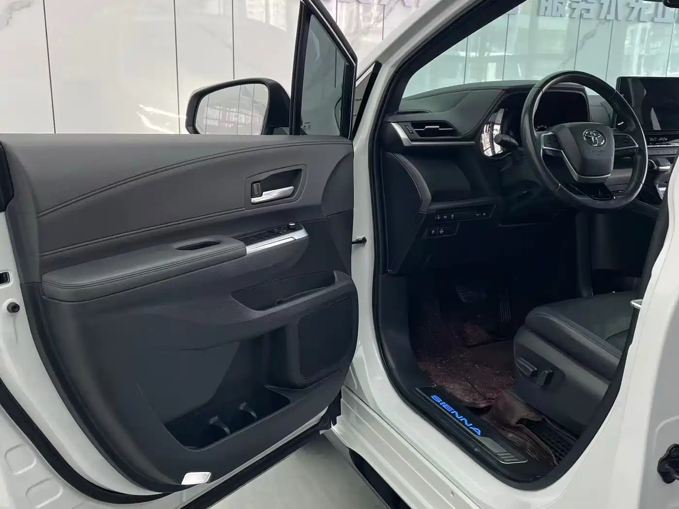 Toyota Sienna 2021 2.5L Hybrid Premium Edition фото 9
