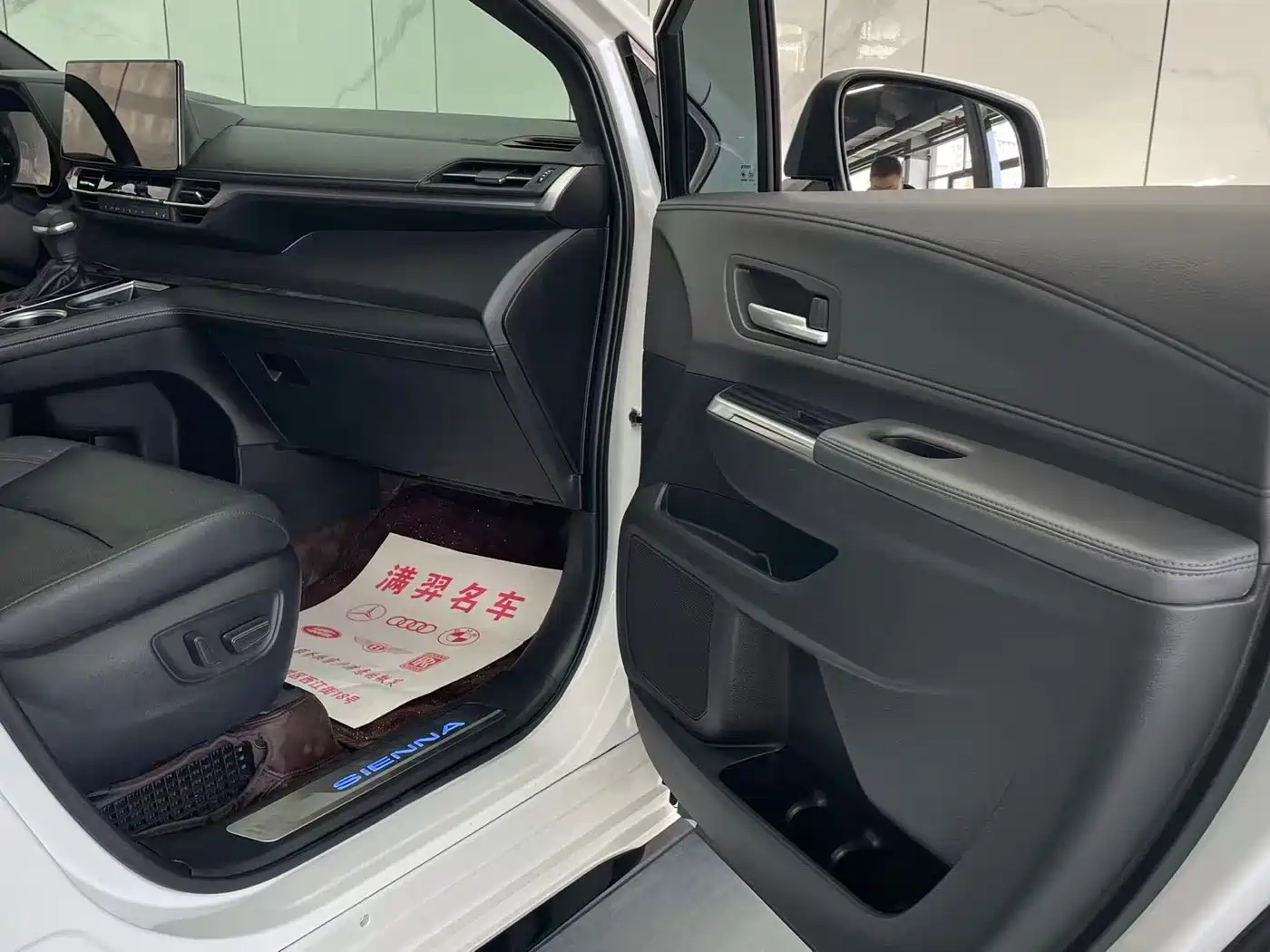 Toyota Sienna 2021 2.5L Hybrid Premium Edition фото 18