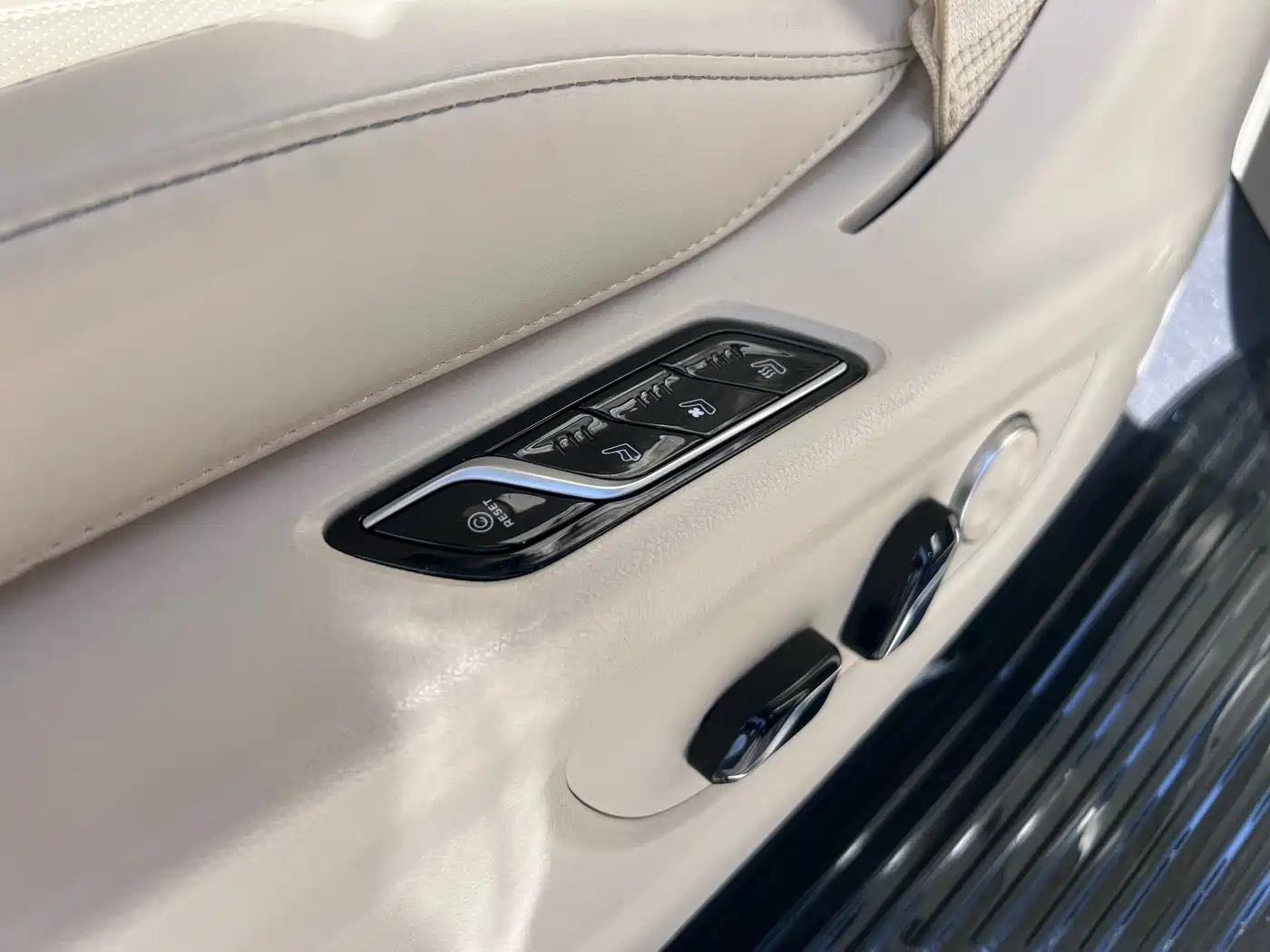 Voyah Auto Voyah Dreamer 2024 PHEV Extended Range Premium Edition фото 13