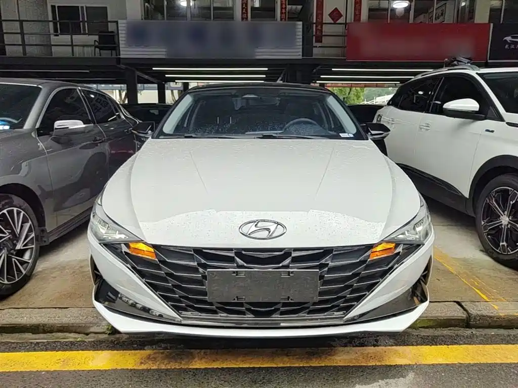 Hyundai Elantra 2021 1.5L CVT LUX Premium Edition фото 3
