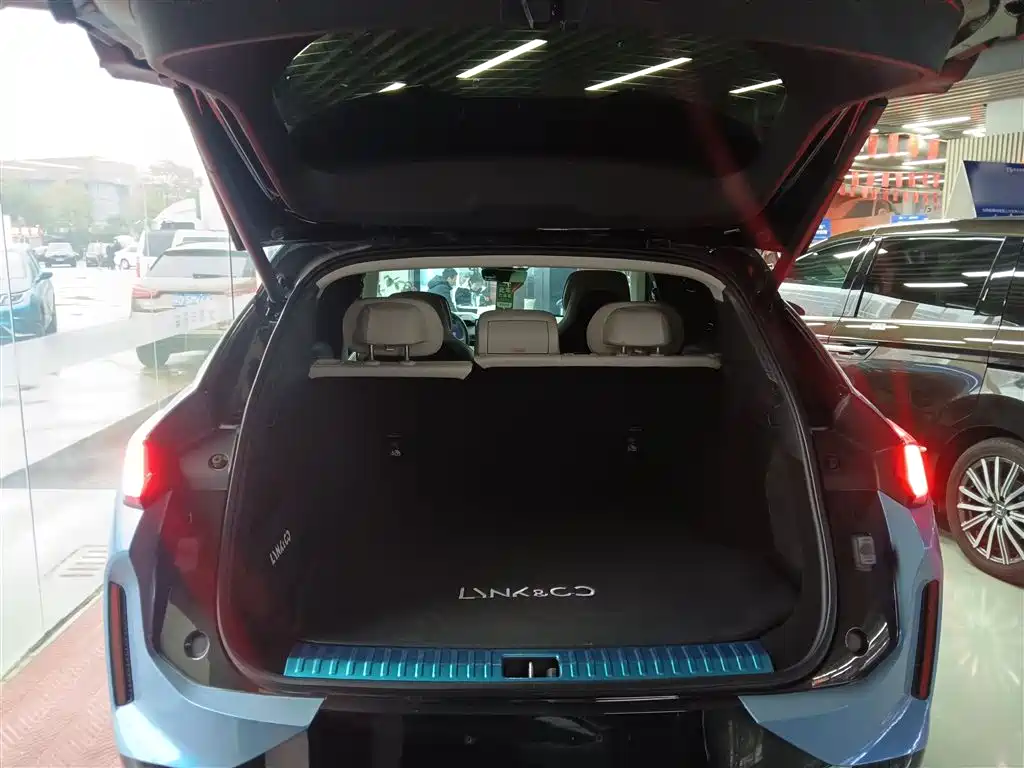Lynk & Co 08 EM-P 2023 220km 4WD Performance Halo фото 9