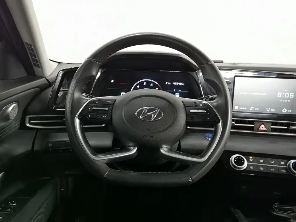 Фото 11 - Hyundai Elantra