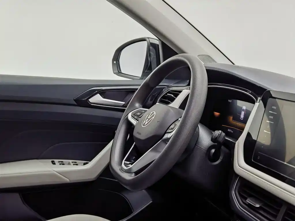 صورة 22 - Volkswagen Tharu