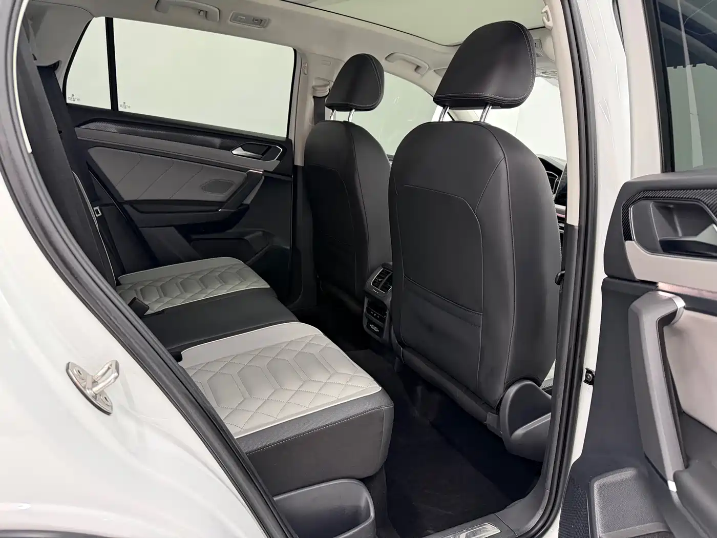 Volkswagen Tayron 2023 280TSI 2WD Luxury Plus Advanced Edition фото 13