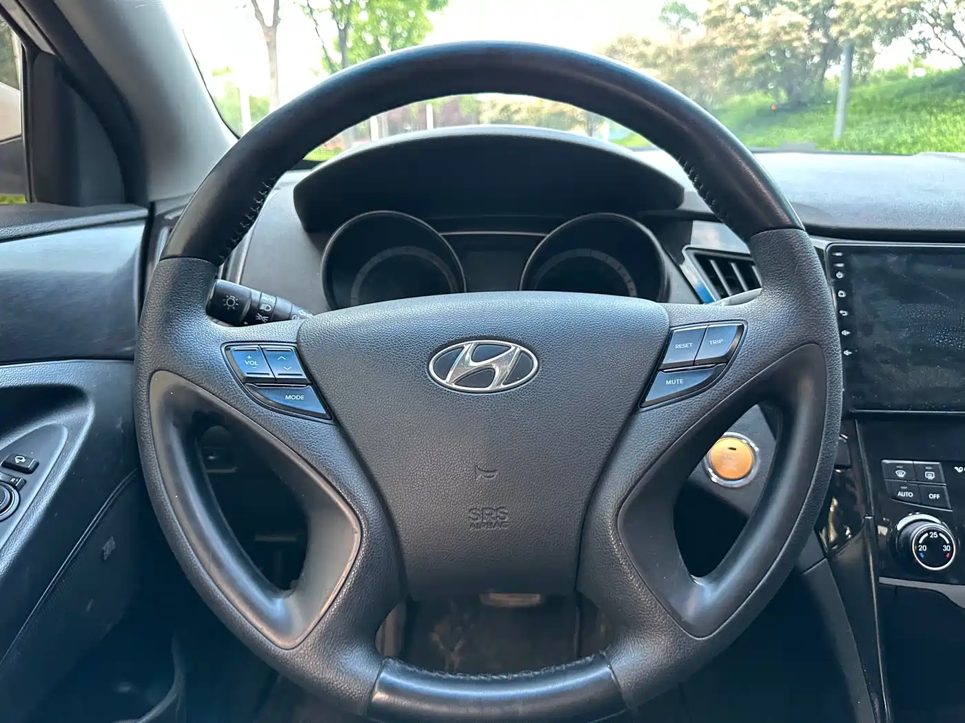 Hyundai Sonata 2011 2.0L Auto Leading Edition фото 6