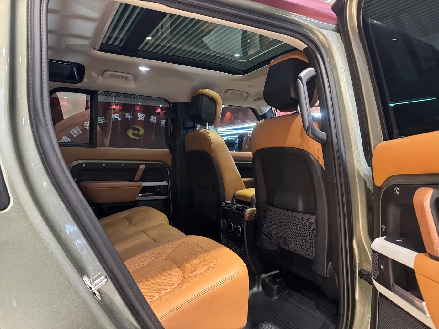 Land Rover Defender 2023 Model 110 3.0T P400 Dark Special Edition фото 8