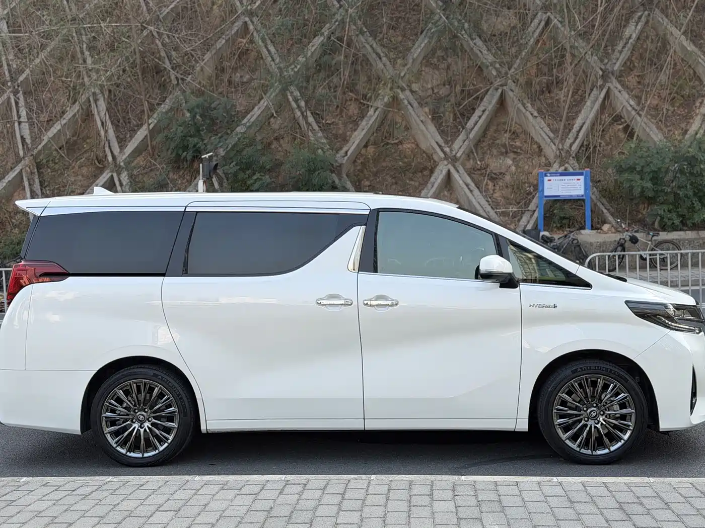 Toyota Alphard 2021 Hybrid 2.5L Premium фото 4