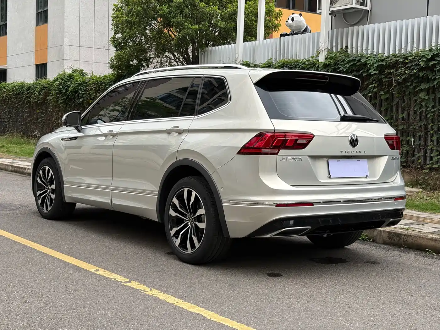 Volkswagen Tiguan L 2021 330TSI Automatic 2WD R-Line Premium фото 16