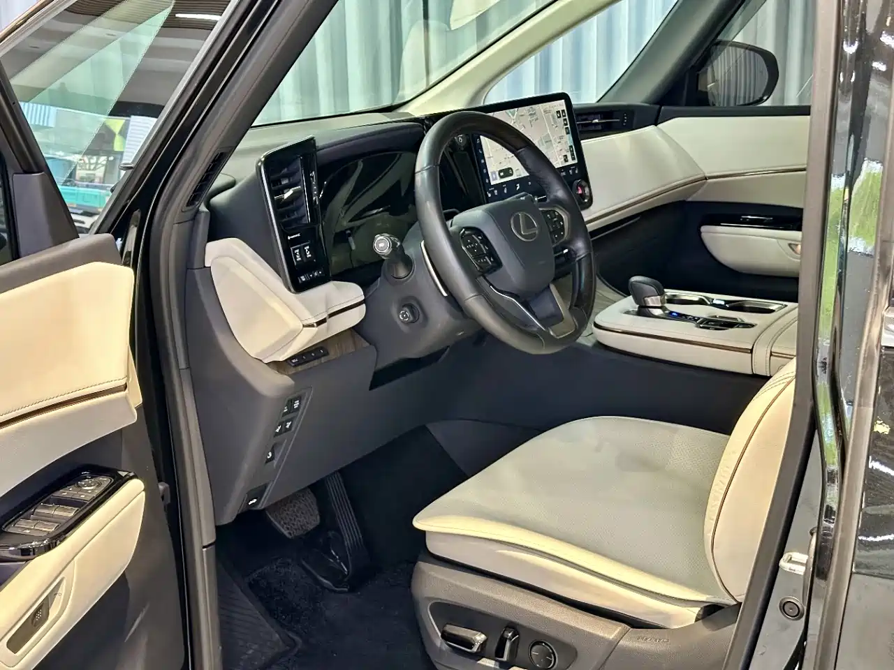 Photo 4 - Lexus LM