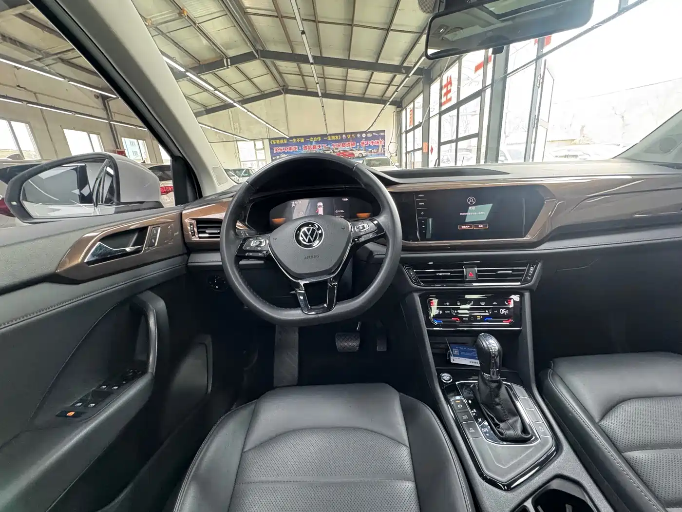 Volkswagen Tharu 2022 280TSI FWD Luxury Edition фото 23