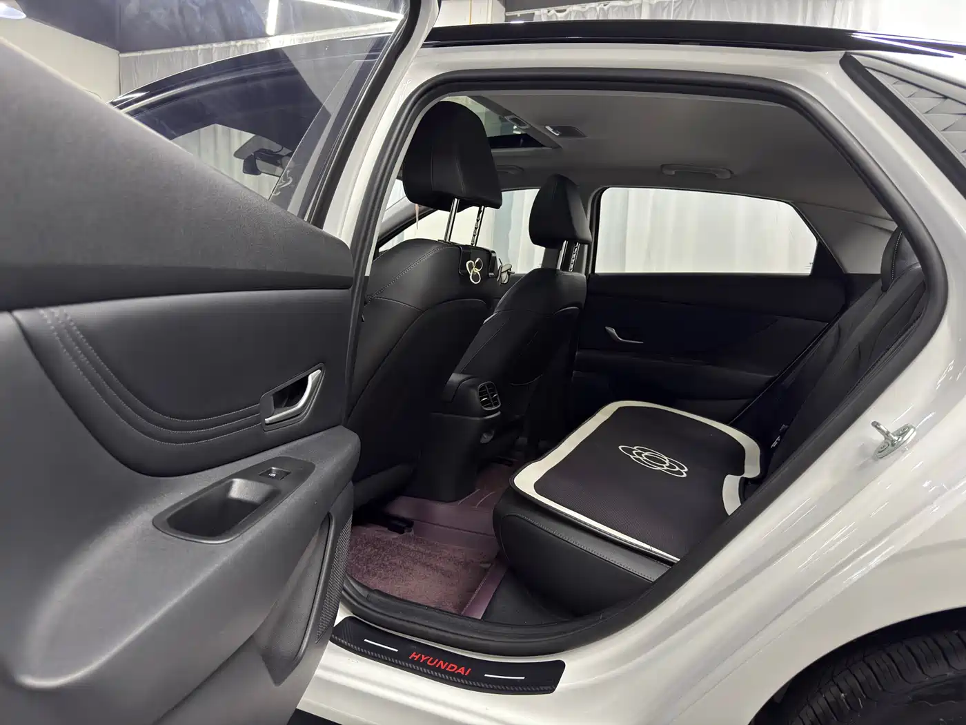 Hyundai Elantra 2023 Model 1.5L CVT LUX Premium Edition фото 12