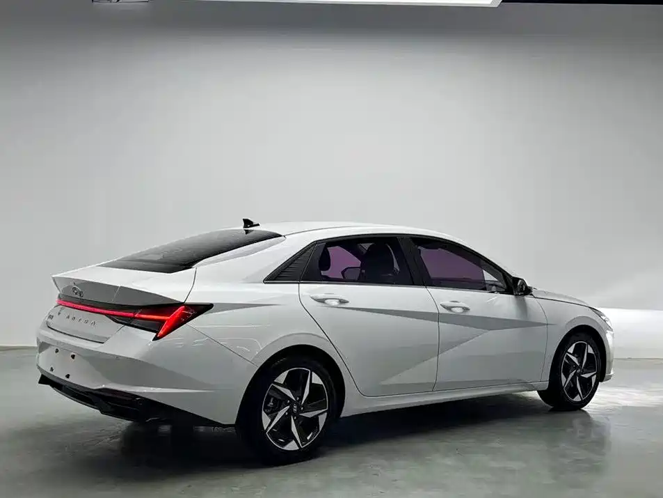 Hyundai Elantra 2021 1.5L CVT LUX Premium Edition фото 17