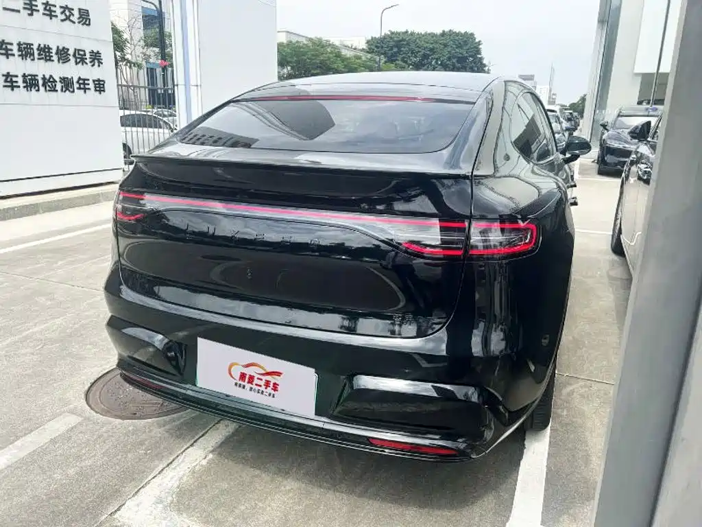 Фото 2 - Zhijie Luxeed R7