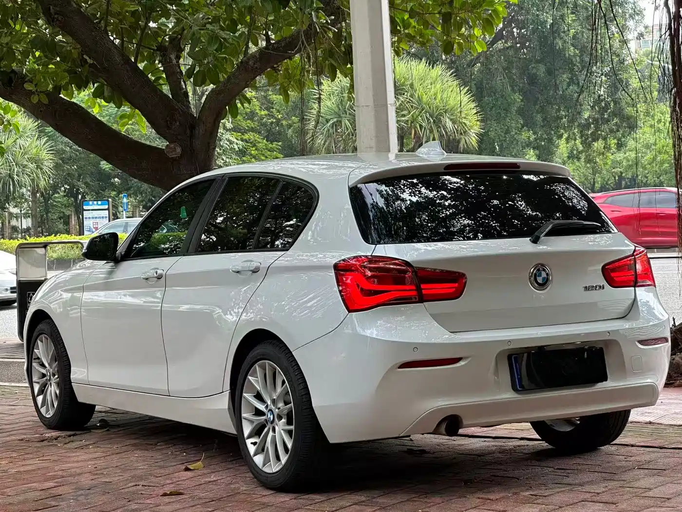 BMW 1 Series (Import) 2015 120i Leading фото 5