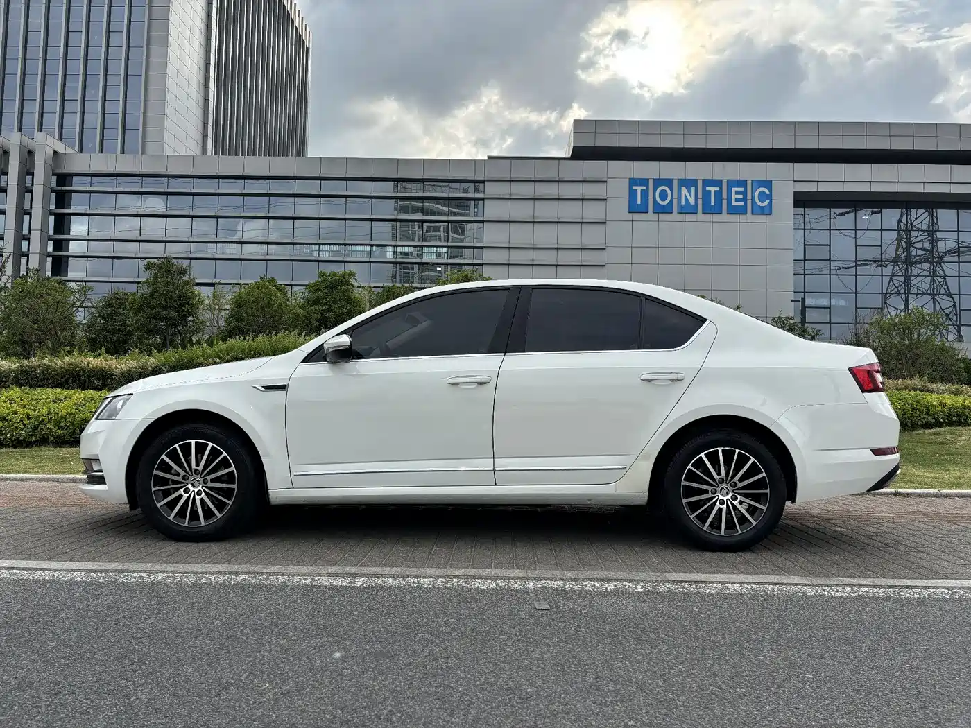 Škoda Octavia 2020 1.5L Automatic Smart Luxury Edition фото 7