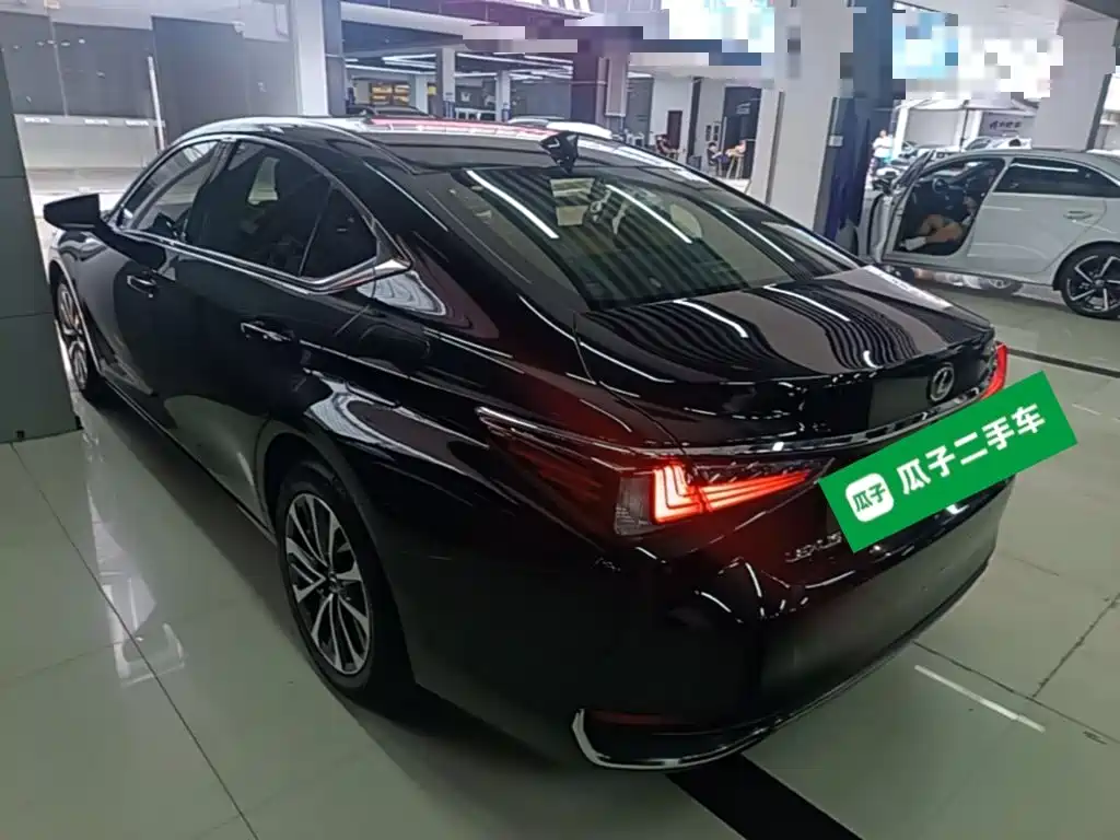 Фото 5 - Lexus ES