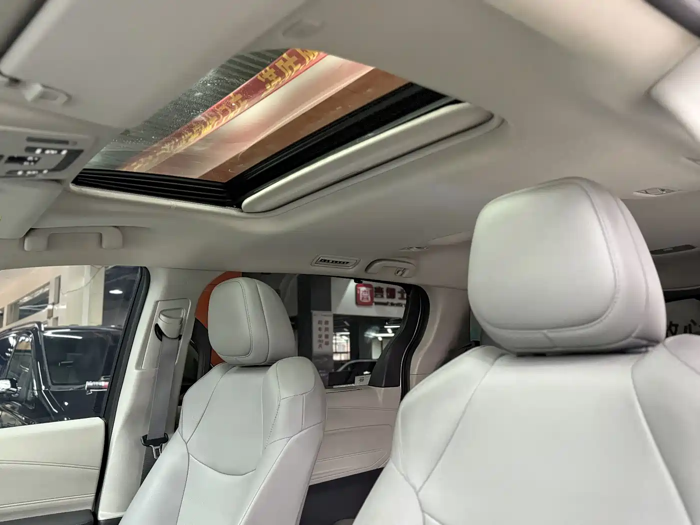 Toyota Granvia 2023 2.5L Hybrid Comfort Edition фото 5