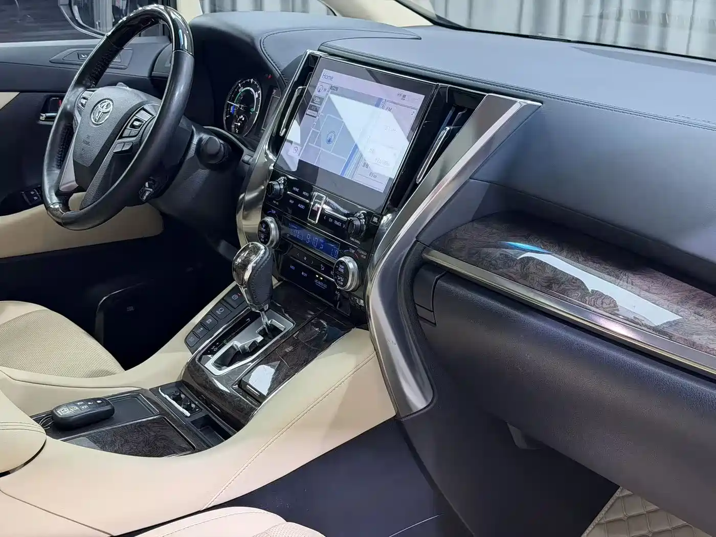 Toyota Vellfire 2020 Twin Engine 2.5L HV Premium Edition фото 8