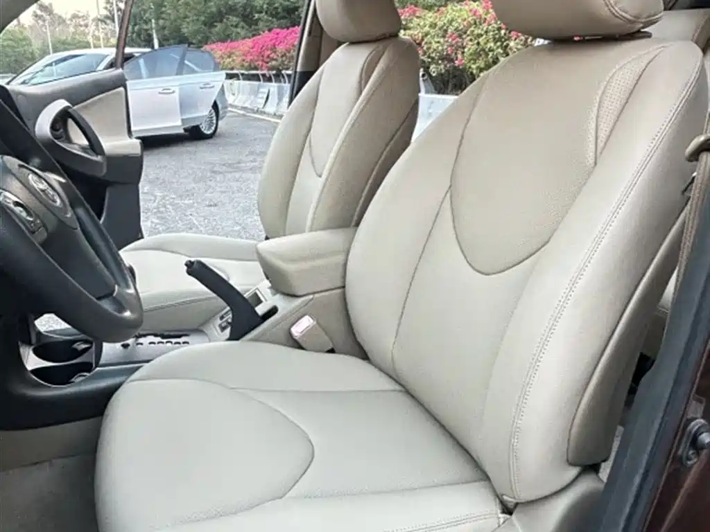 Toyota RAV4 Rongfang 2011 2.0L Automatic Classic Edition фото 9