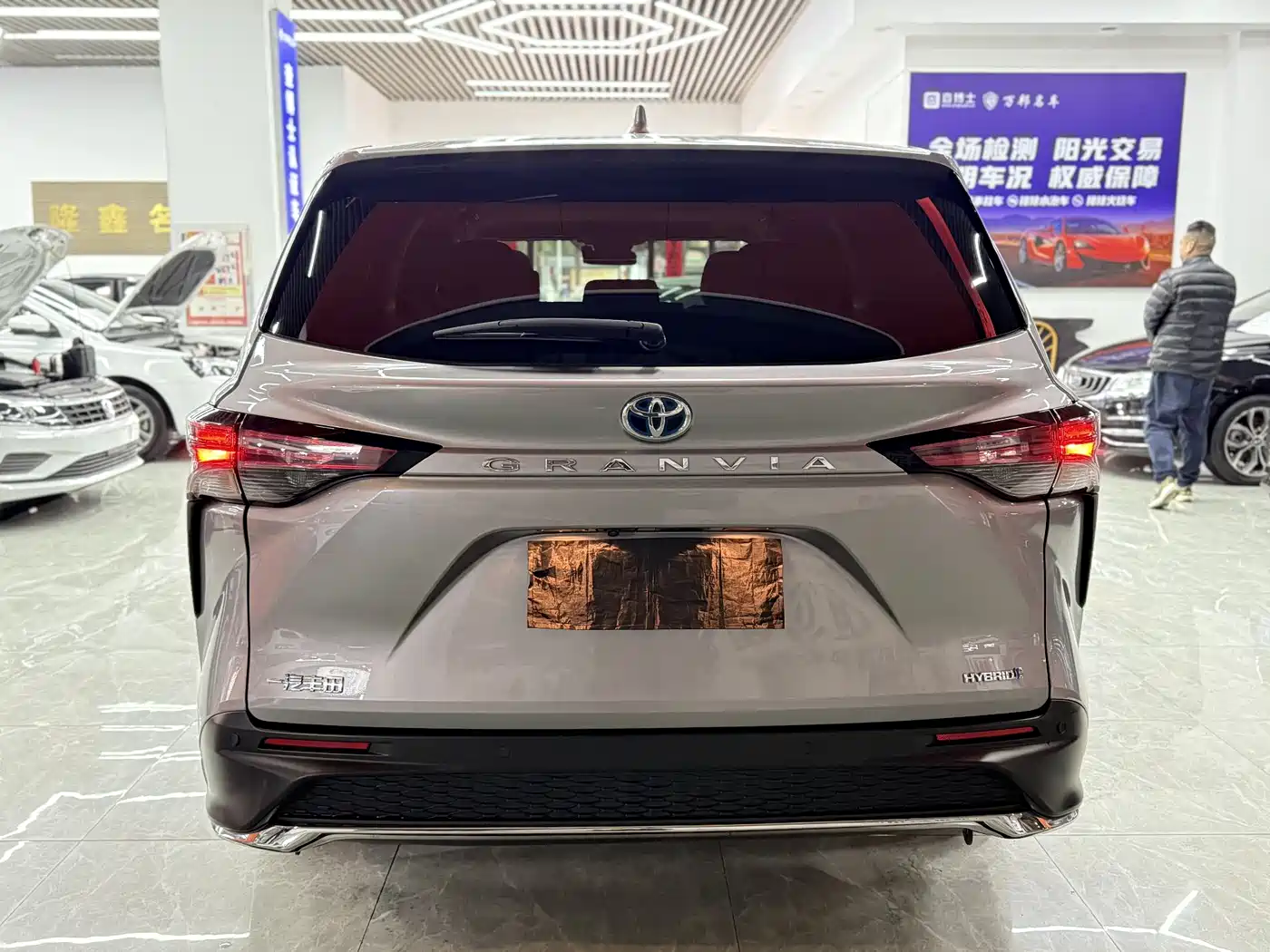 Toyota Granvia 2023 2.5L Hybrid Comfort Edition фото 9