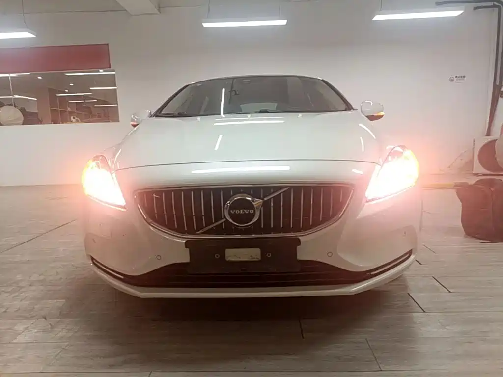 Volvo V40 2017 2018 T3 R-Design Edition
