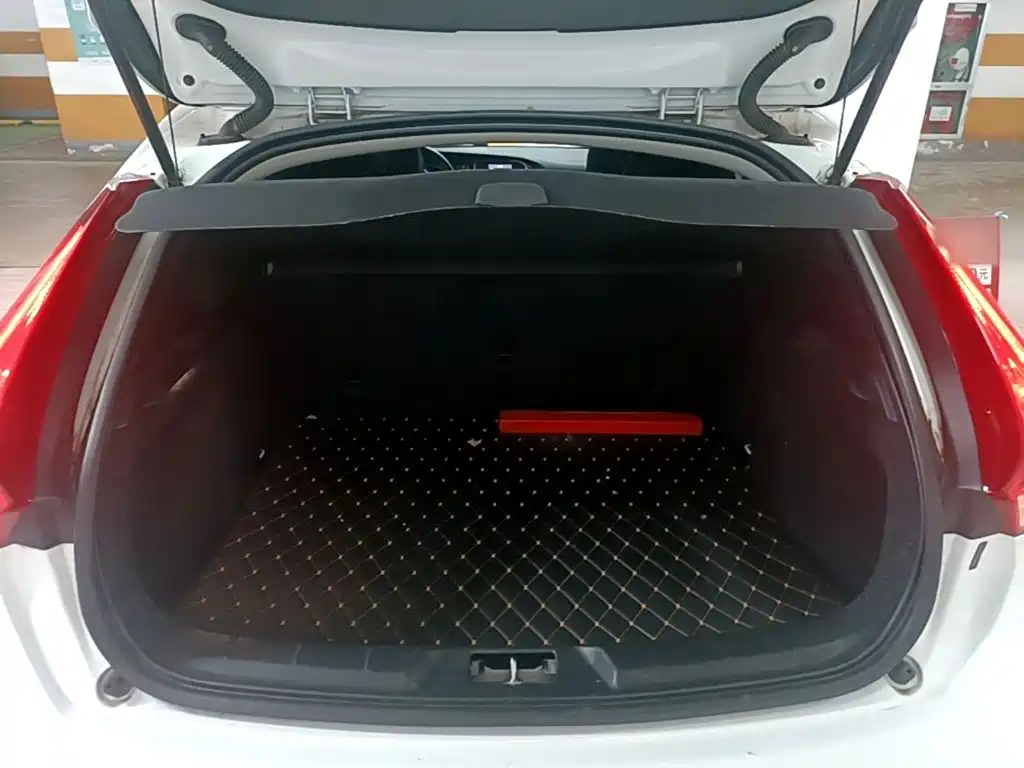 Volvo V40 2017 2018 T3 R-Design Edition