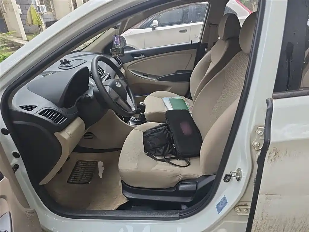 Hyundai Verna 2014 1.4L Manual Smart GLS фото 11