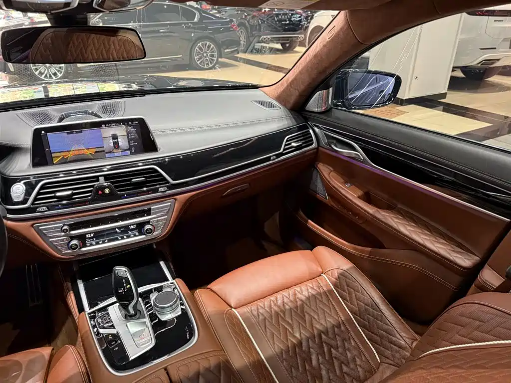 BMW 7 Series 2021 Model 740Li xDrive Executive M Sport Package фото 23