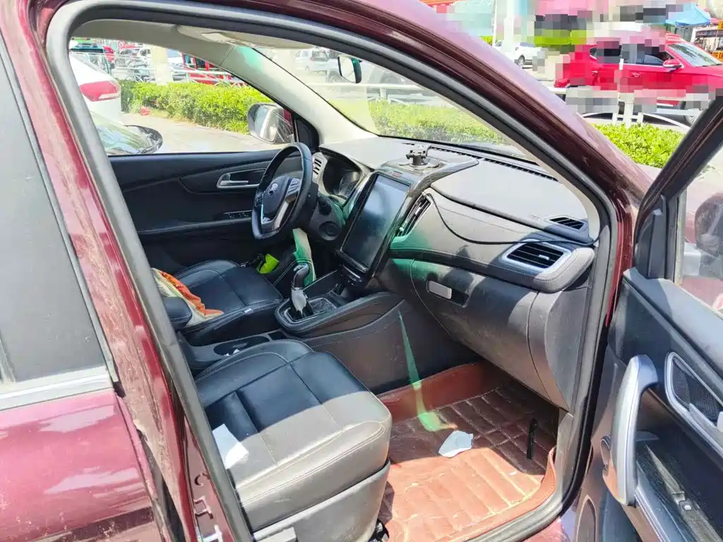 SWM Motor SWM X7 2017 2016 1.8L Manual Luxury 7-seater