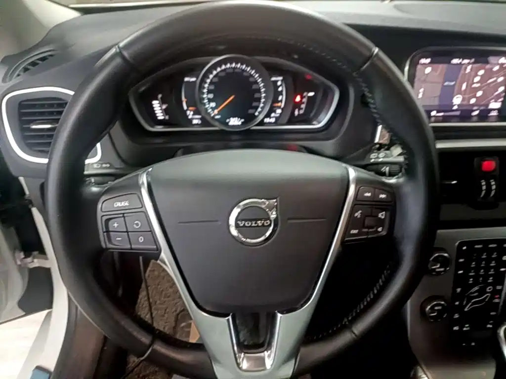 Volvo V40 2017 2018 T3 R-Design Edition
