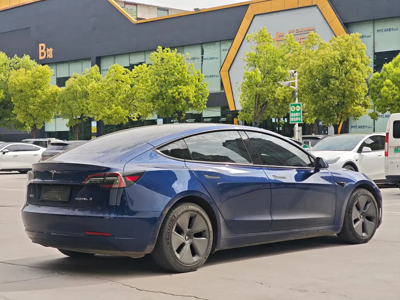 TESLA MODEL 3