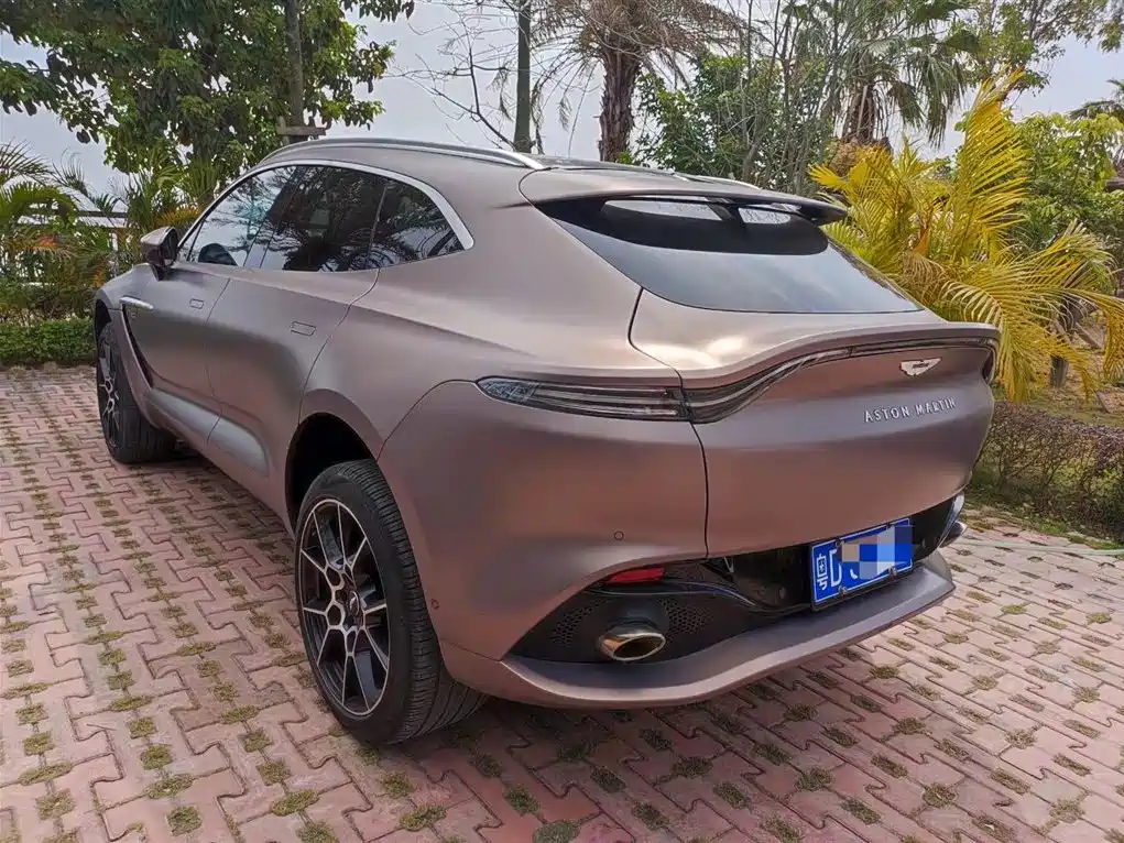 ASTON MARTIN DBX
