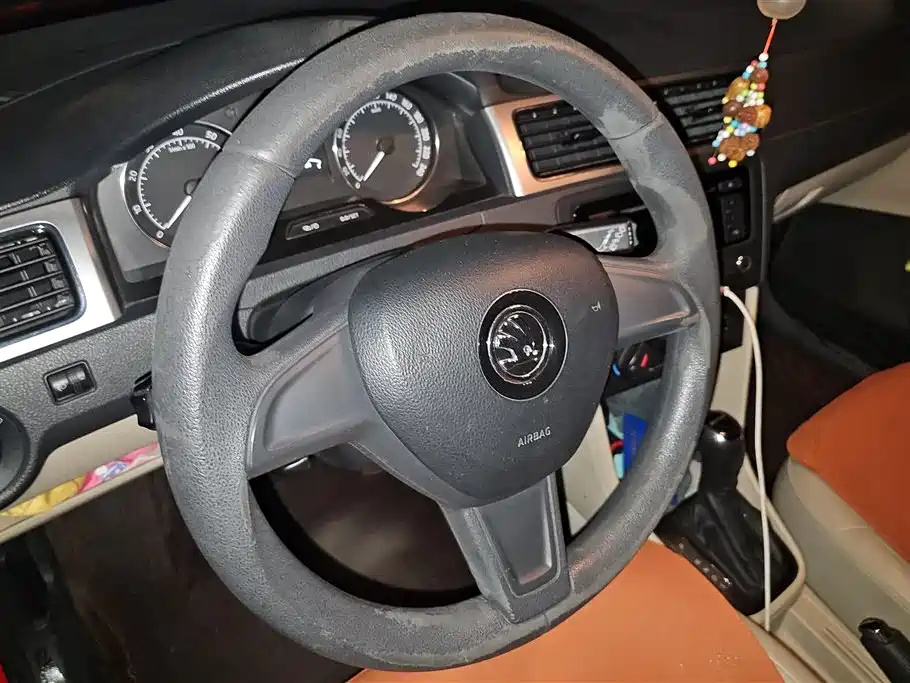Škoda Skoda Rapid Spaceback 2014 1.6L Automatic Joy Edition фото 15