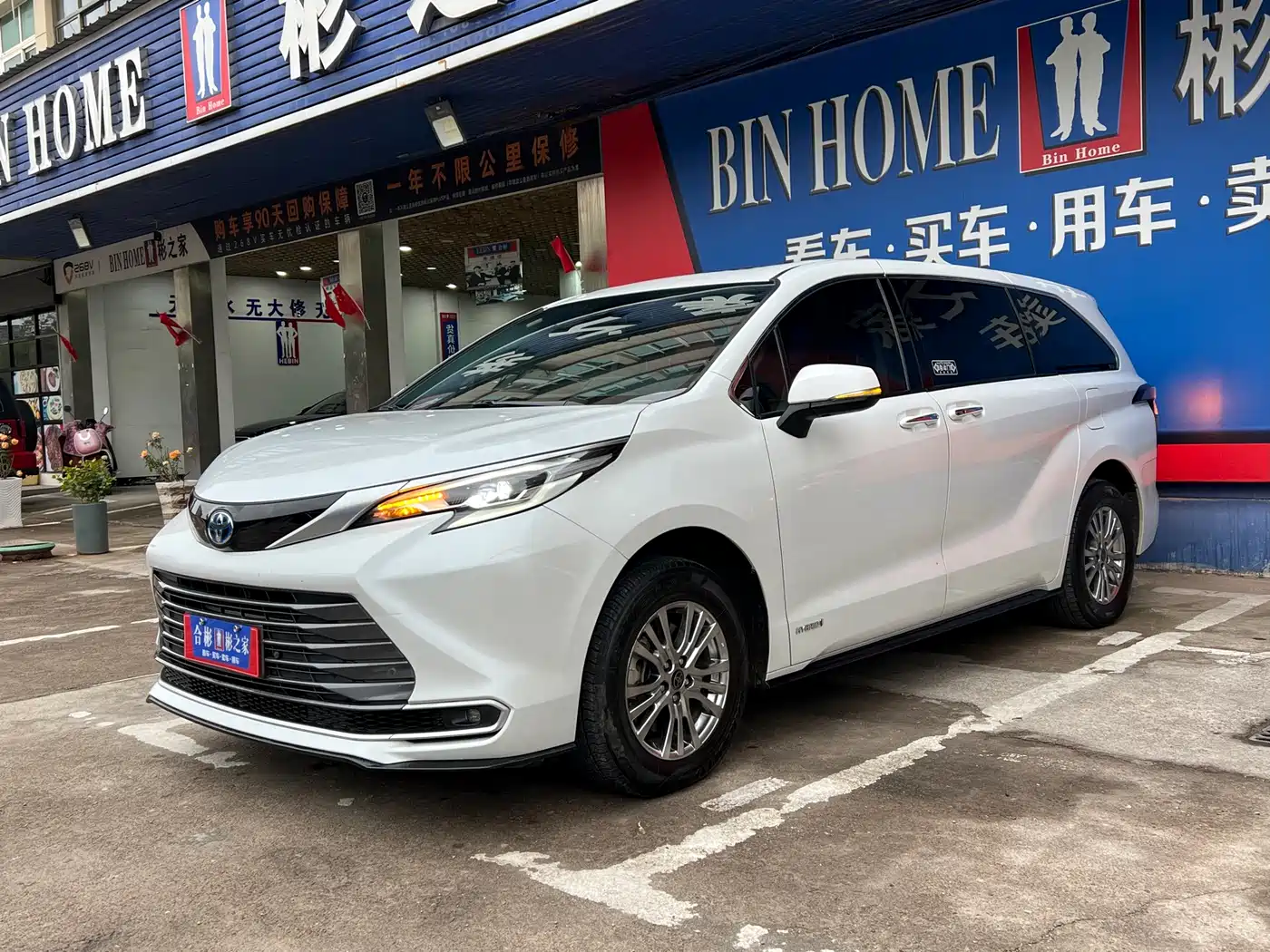 Toyota Sienna 2023 2.5L Hybrid Luxury Edition фото 28