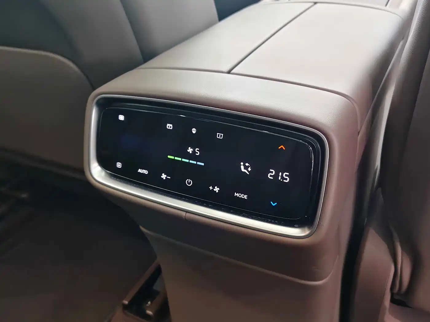 AITO Wenjie AITO M9 2024 Extended Range Ultra 42kWh 6-Seater фото 8