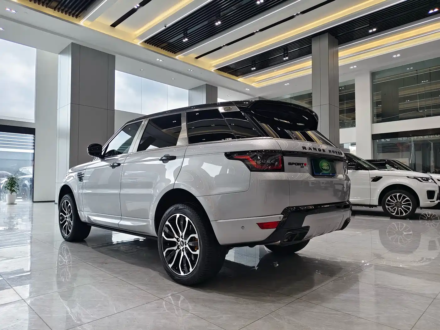 Land Rover Range Rover Sport 2022 3.0 L6 Gloss Black Edition фото 17