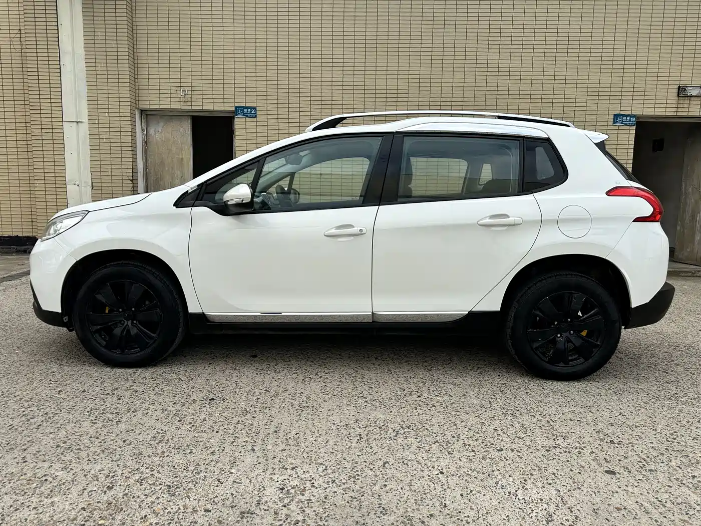 Peugeot 2008 2014 1.6L Automatic Excellence Edition фото 7