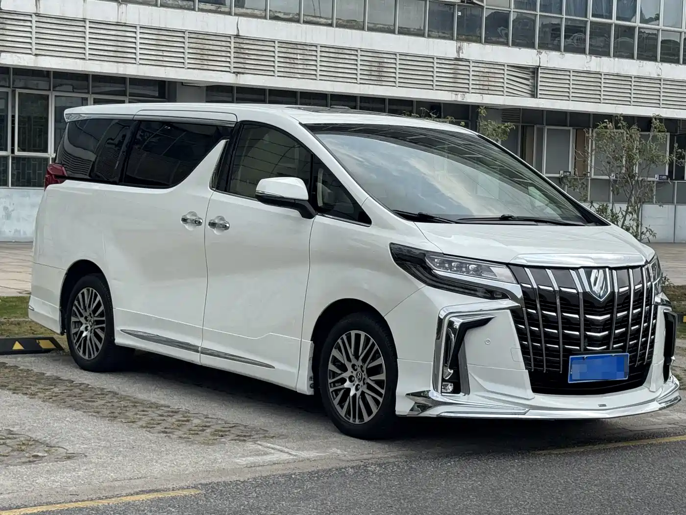 Toyota Alphard 2015 3.5L Premium Edition фото 2