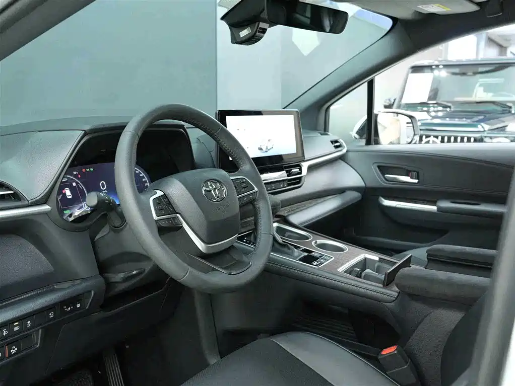 Toyota Granvia 2024 2.5L Hybrid Premium PLUS 4WD Edition фото 7