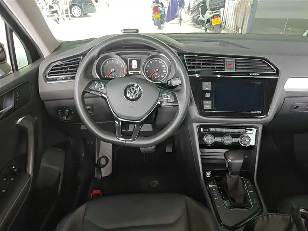Volkswagen Tiguan L 2018 Facelift 330TSI Automatic 2WD Luxury Edition фото 11