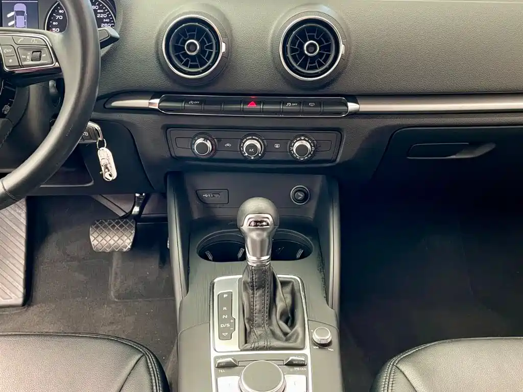 Audi A3 2018 30th Anniversary Limousine 35 TFSI Progressive фото 9
