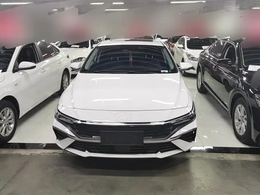 Hyundai Elantra 2021 1.5L CVT LUX Premium Edition фото 2