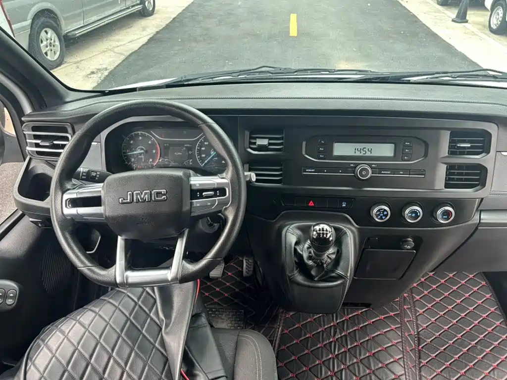 Jiangling JMC Fushun 2025 2025 Model 2.0T 6MT Diesel Short Wheelbase Low Roof Commercial MPV 5/6 Seats with Dual Swing Doors