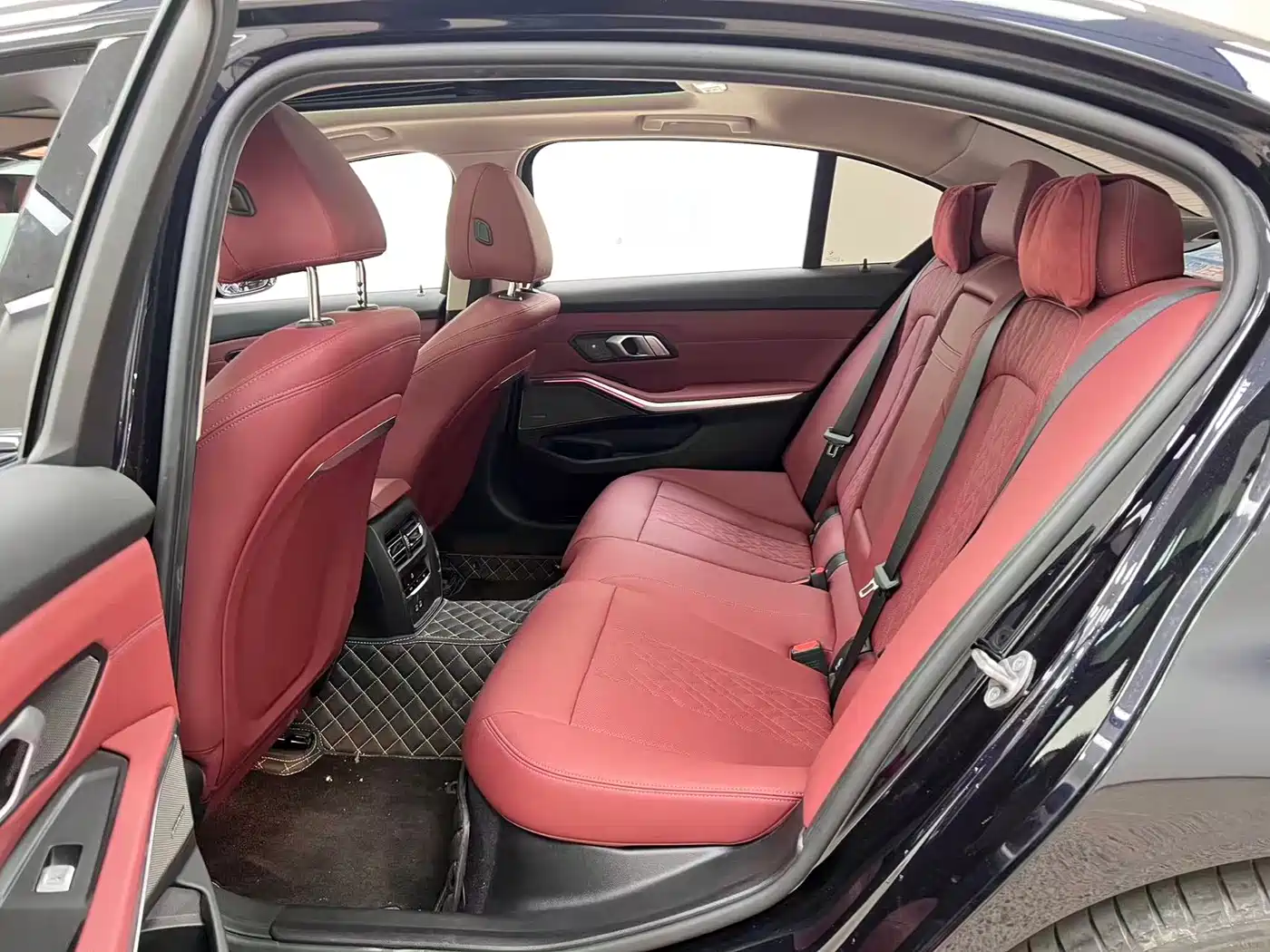 BMW 3 Series 2024 325i M Sport Shadowline Package фото 12